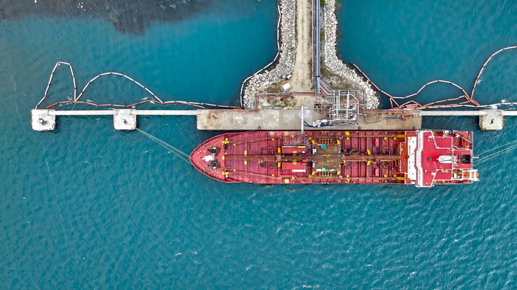 Foto aérea de un "buque cisterna químico".